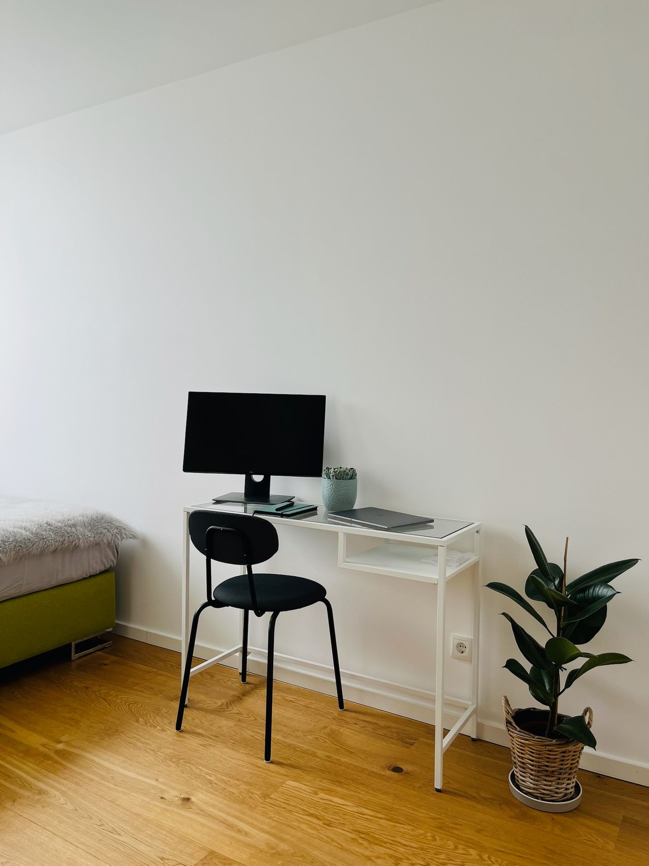 Sunny top-floor flat with 2 bedrooms