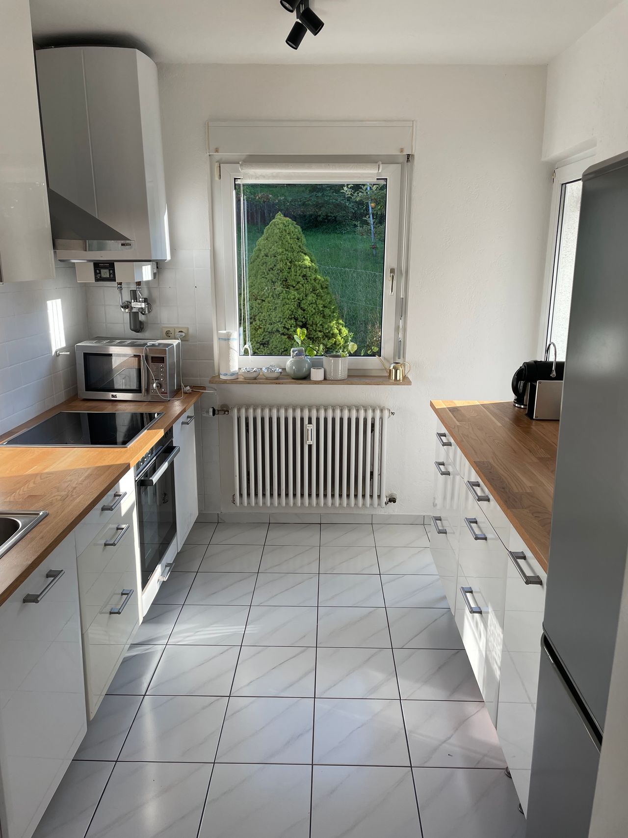 Bright, furnished 2.5-room apartment with balcony, garden & garage
