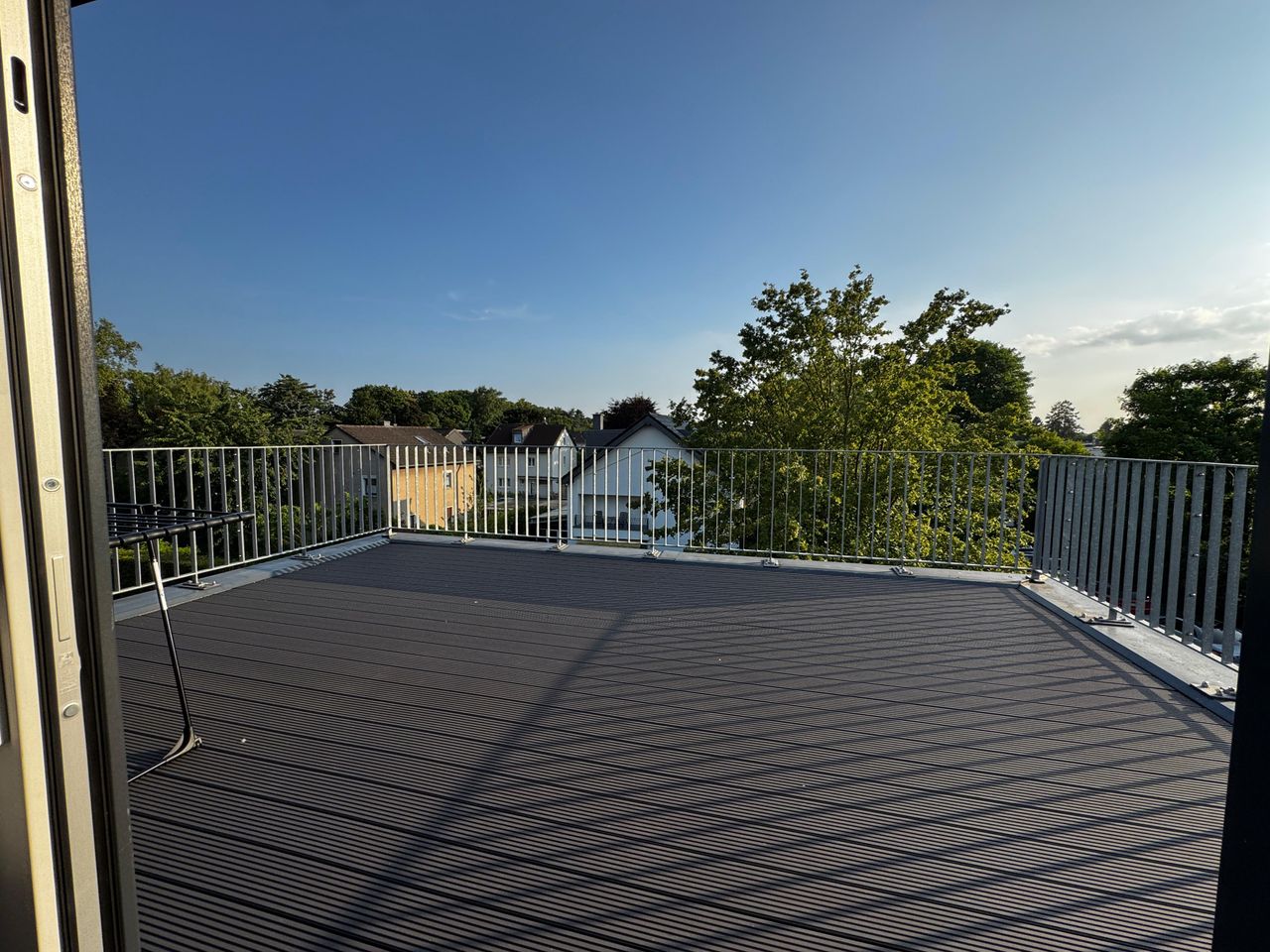 Möbliertes Business-Apartment mit Südausrichtung, Klimaanlage & Dachterrasse