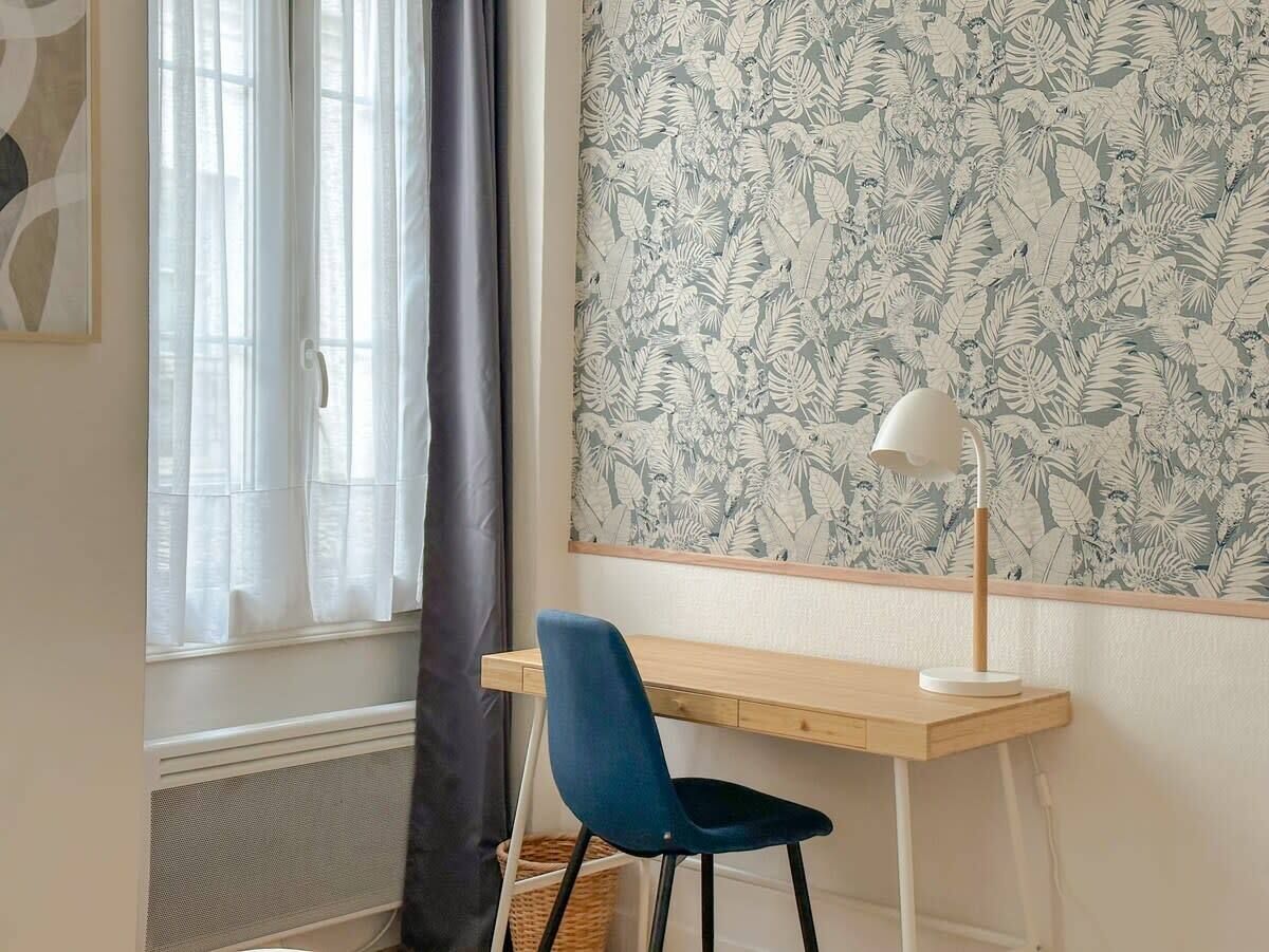 Charming 17 m² studio located on rue de Lappe, on the 2nd floor of a typical Parisian building.