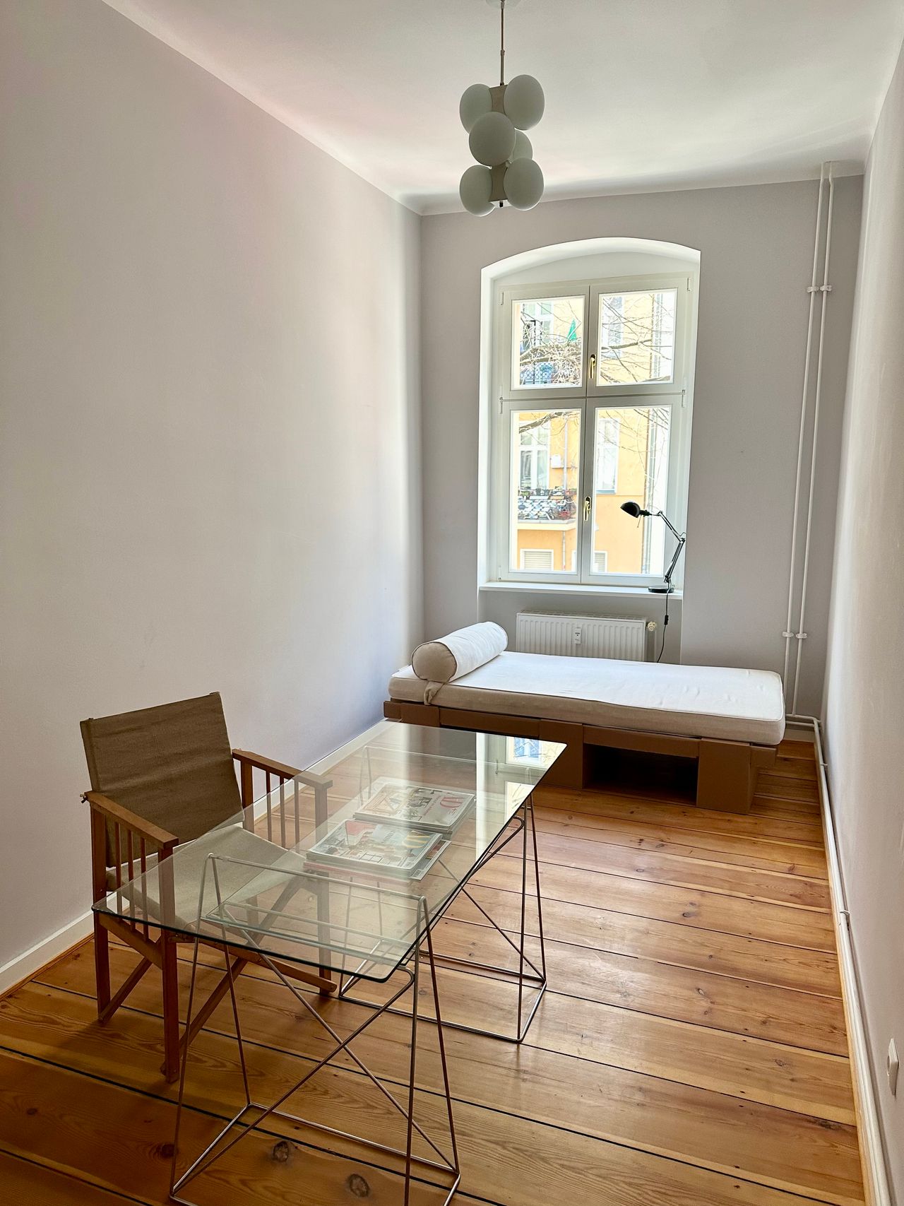 Spacious 100 sqm 3 rooms with old building charm from 1900 with balcony and lift