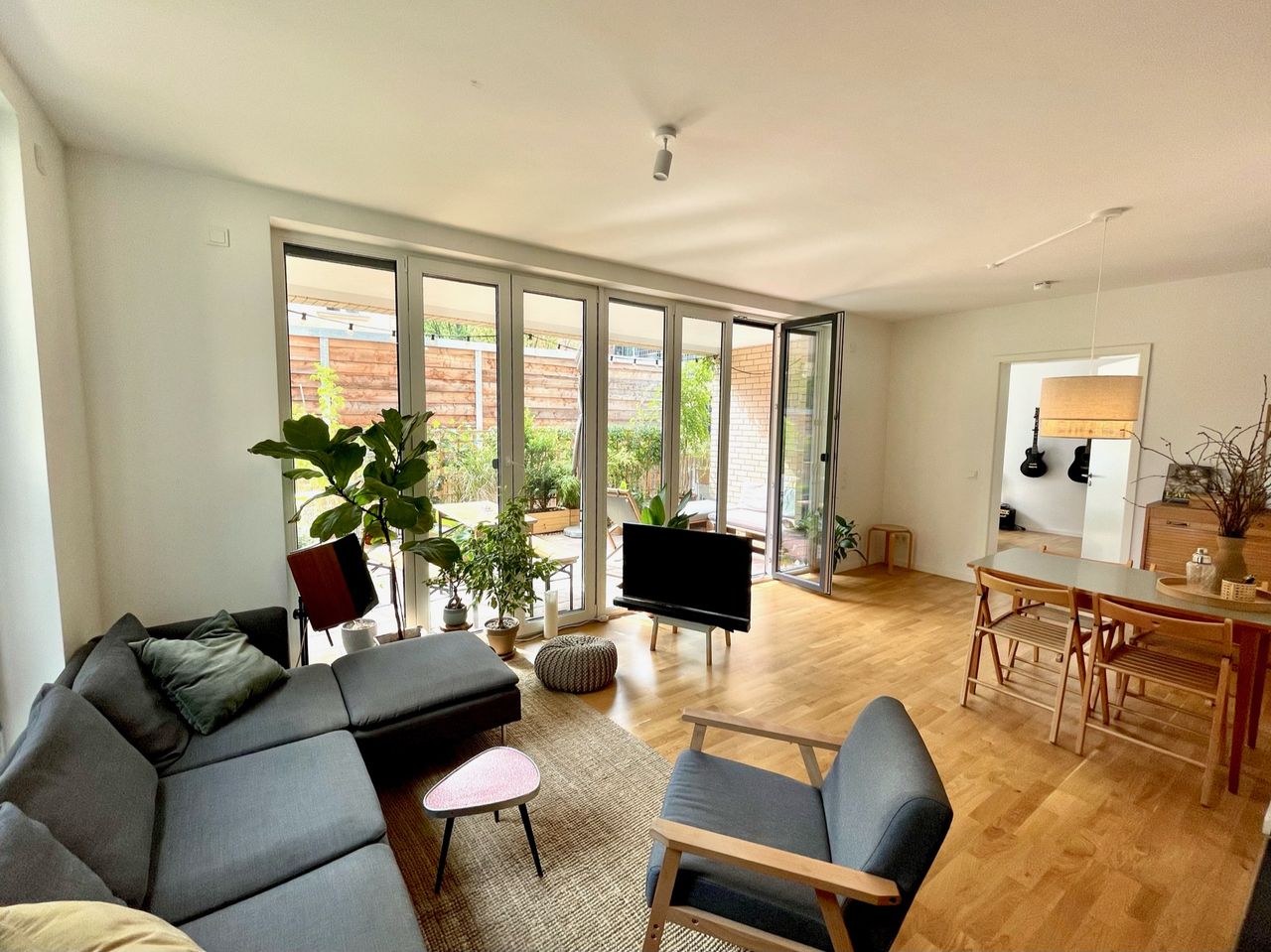 🪴 Furnished Design Oasis with South-Facing Terrace in the Heart of Neukölln