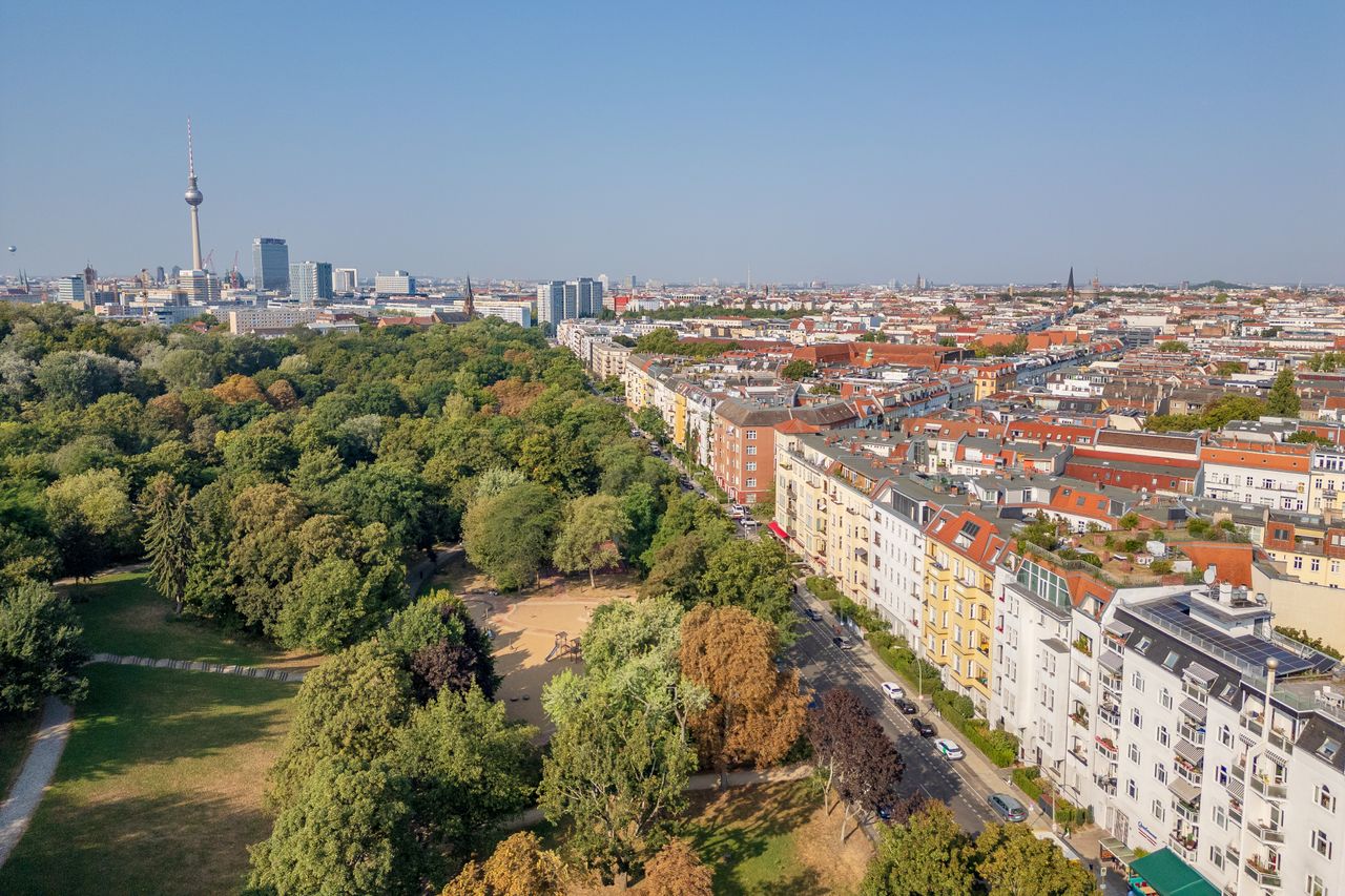 4 - room apartment, 2 balconies - south side with park view over Berlin