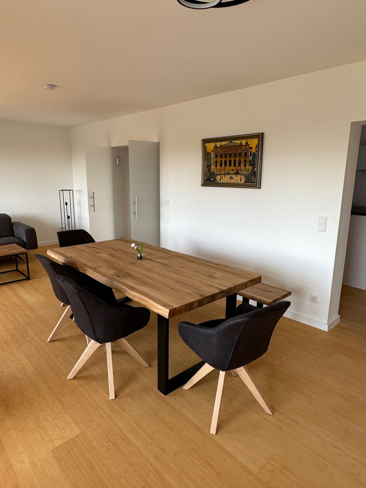 Beautiful and bright furnished 4-Room Apartment, 120 qm with Skyline and Taunus Views near the European School.