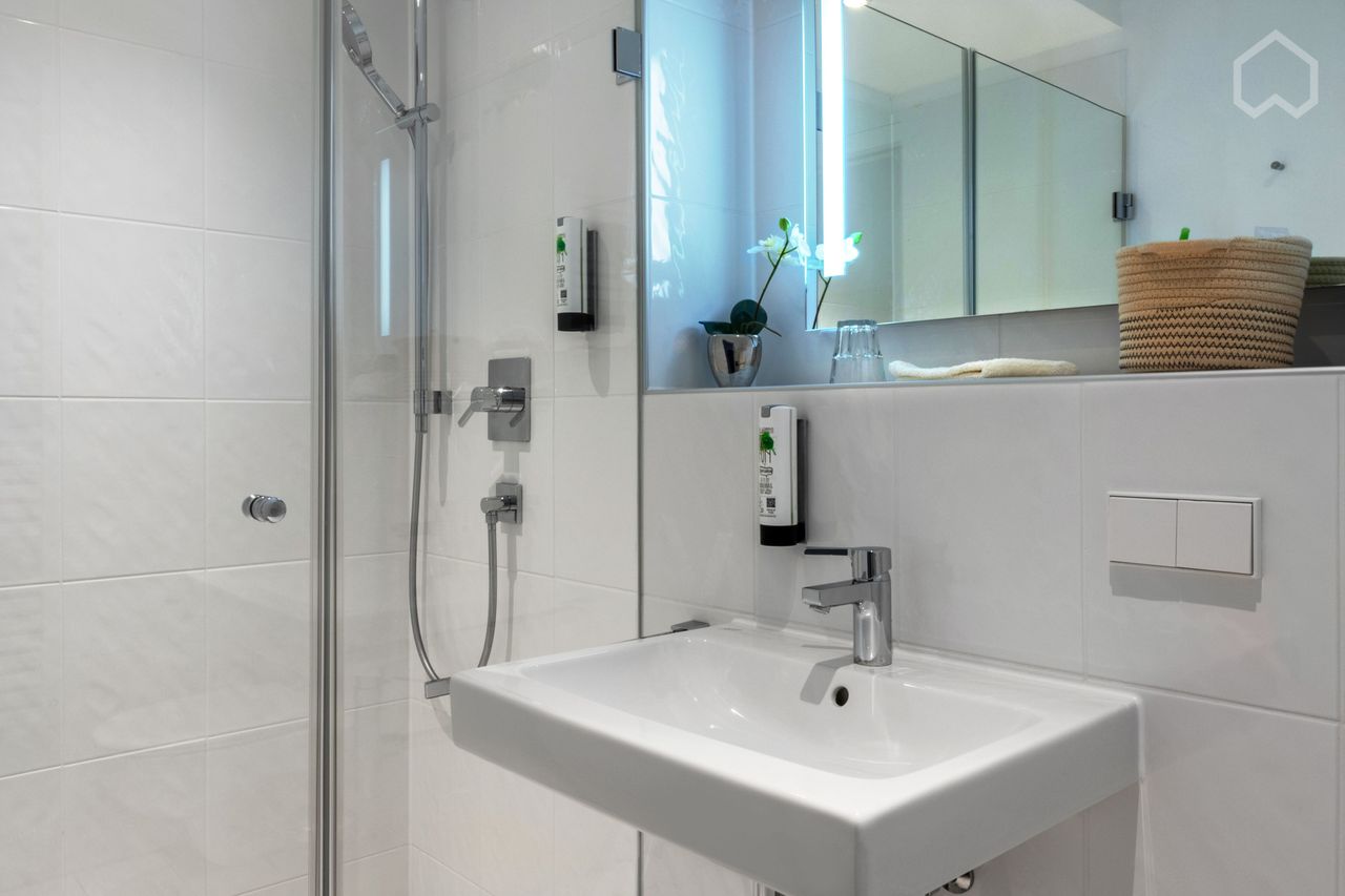Light-flooded apartment with weekly cleaning service & fitness studio in the house, perfect location in Bogenhausen