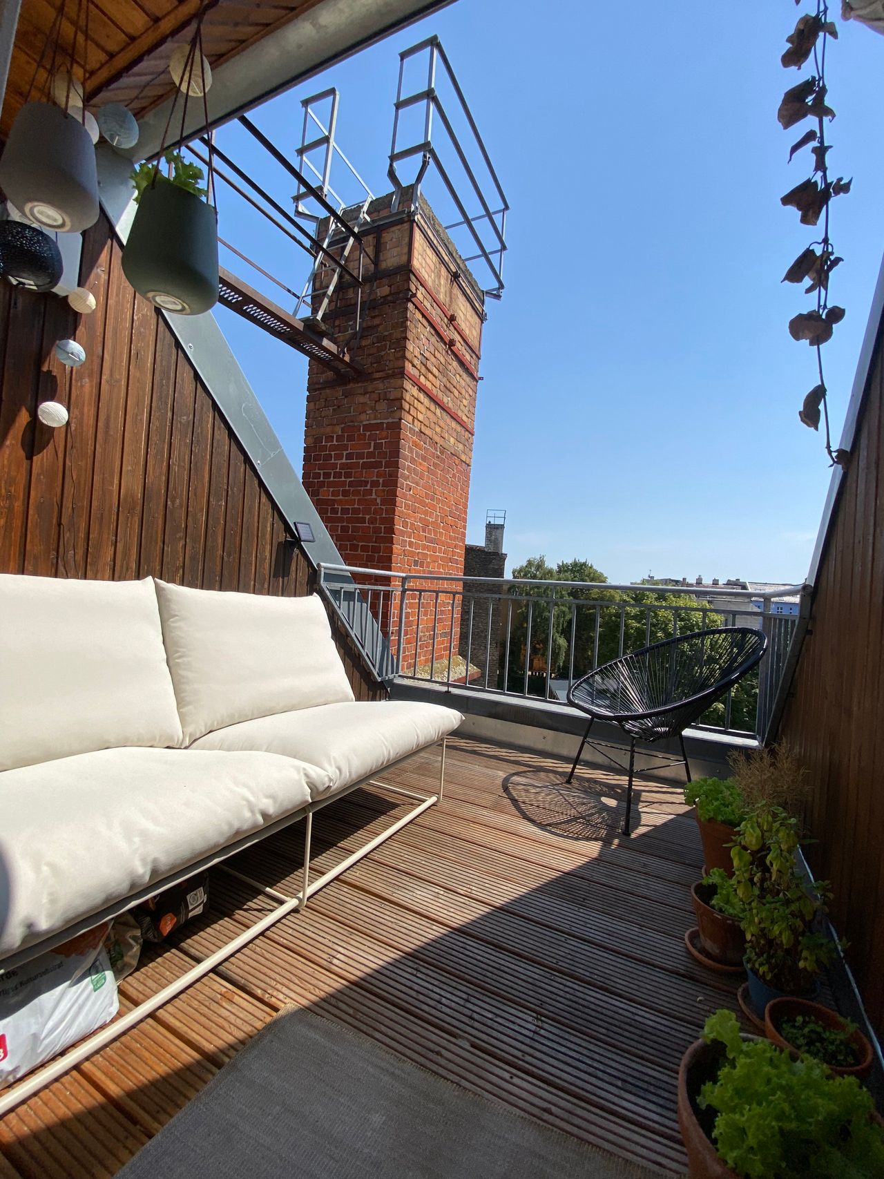 Light-flooded top floor apartment (Prenzlauer Berg)