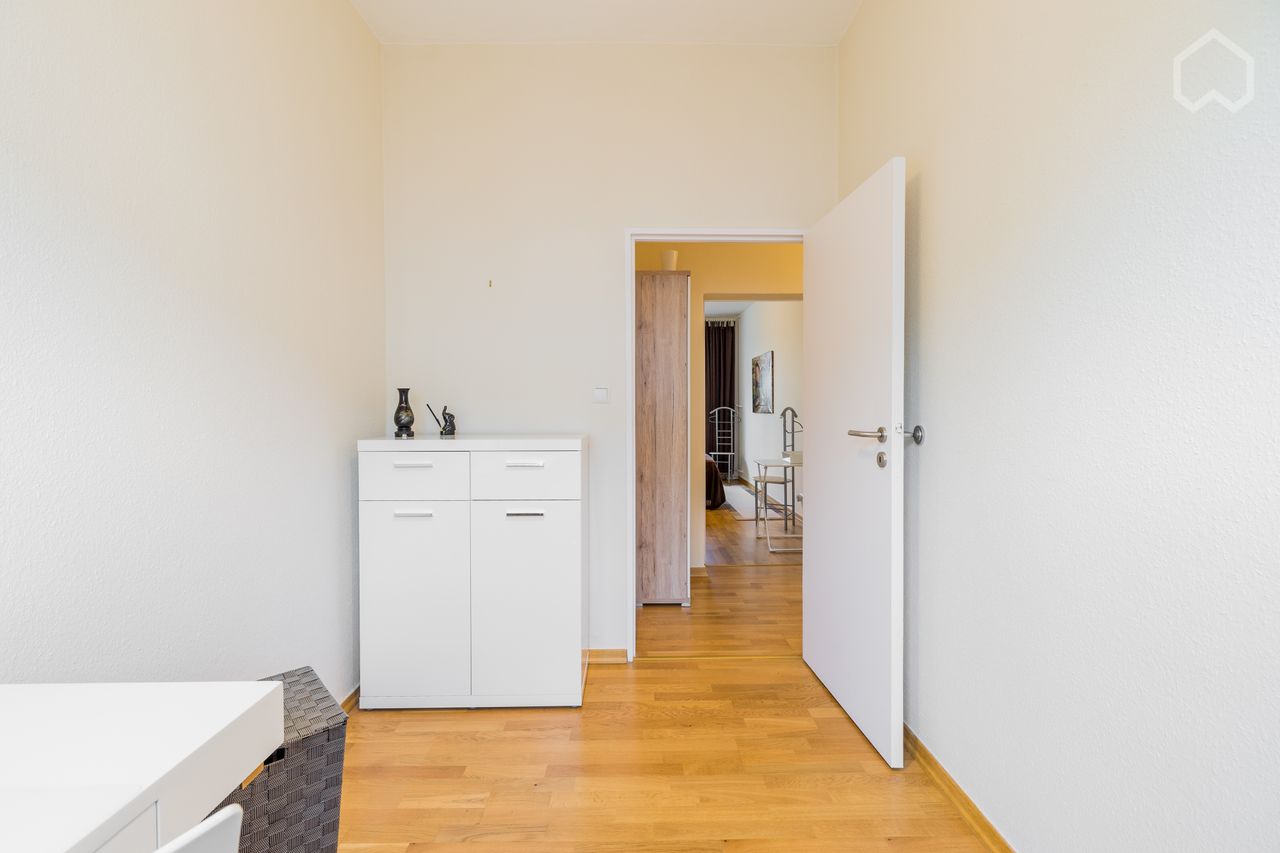 TOP location, fully furnished, bright and quiet 2.5-room apartment with balcony in the best Schöneberg location, renovated