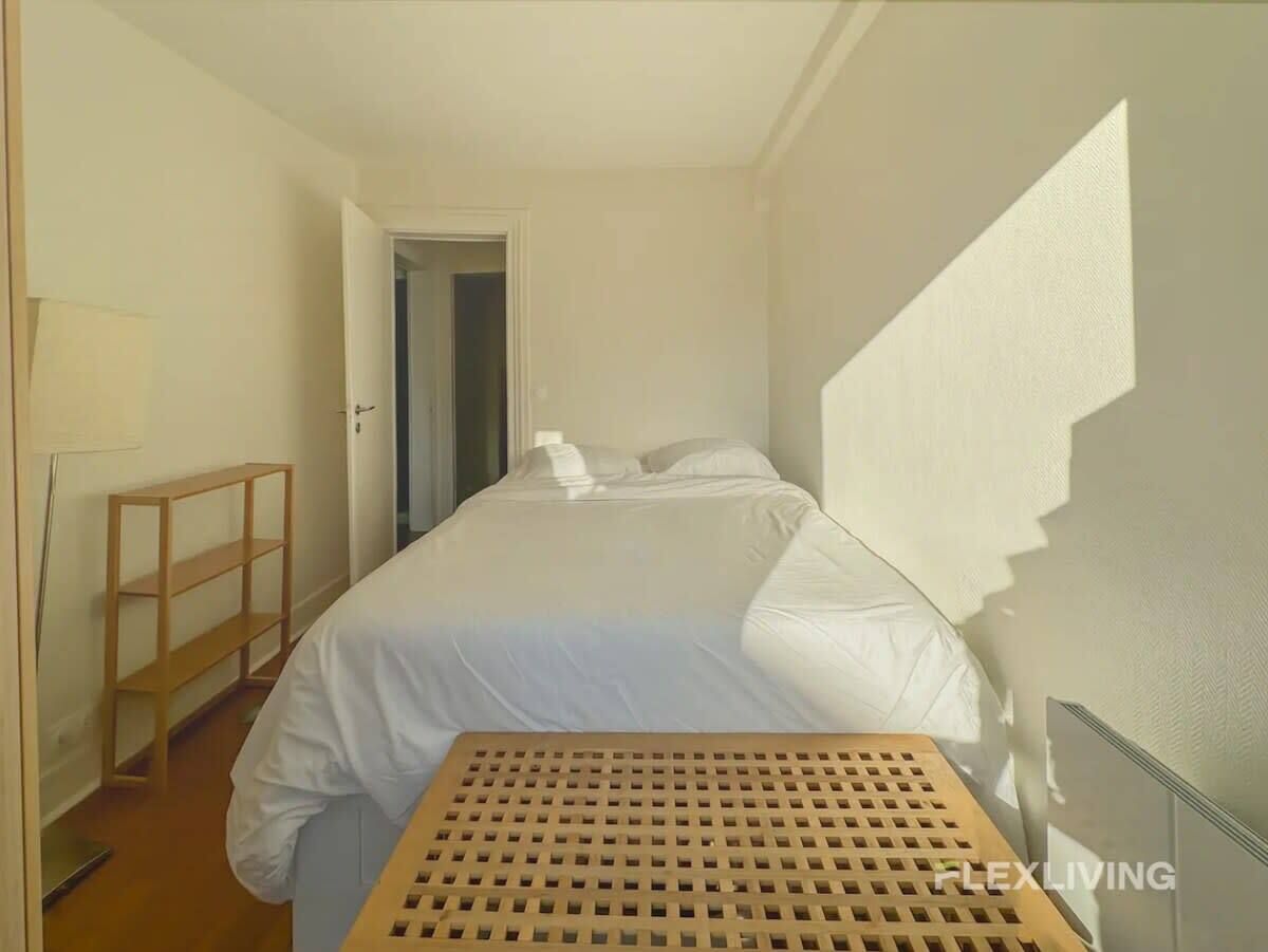 Charming 38 m2 apartment in a beautiful condominium, located on a quiet street in the 5th arrondissement.