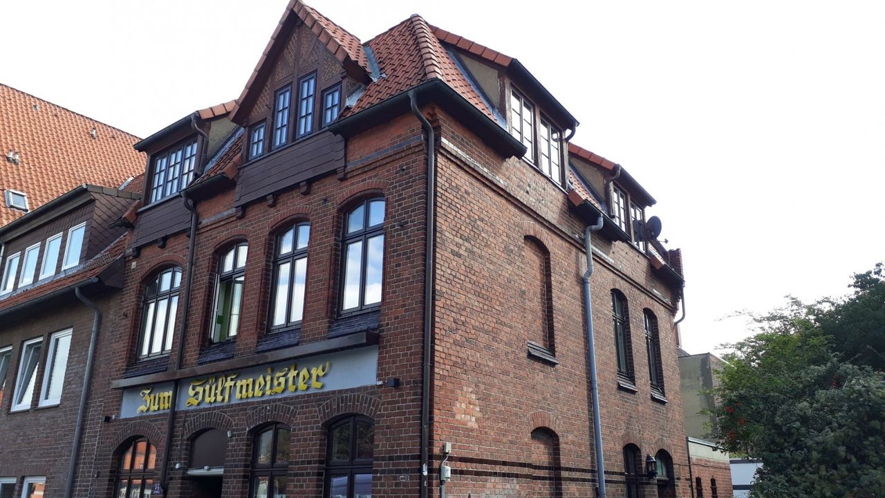 Room "Blaue Stube" with shared- bathrooms and kitchen in the historical "Sülfmeister Haus"