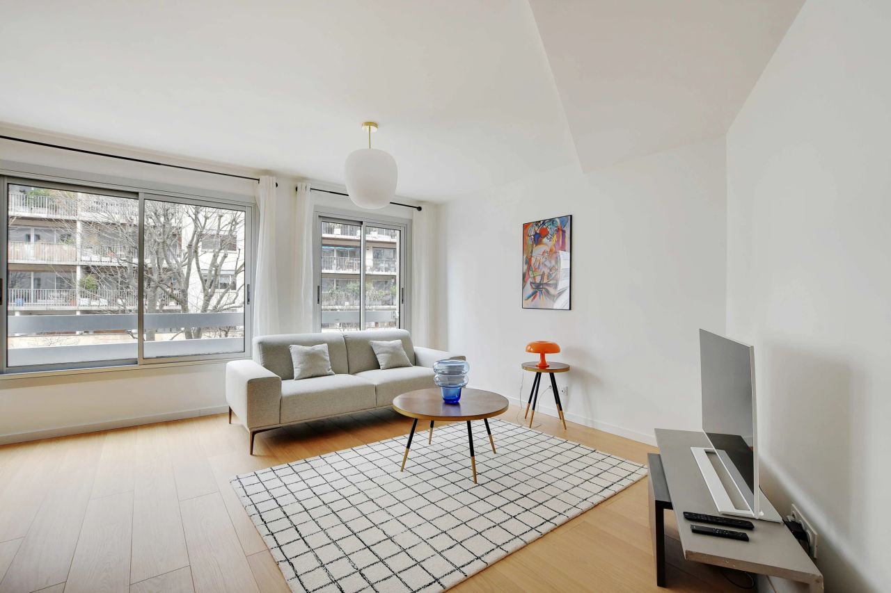 Flat of 84m2 located in the 14th district of Paris. Close to transport