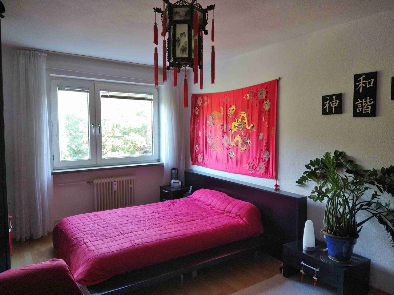 Pretty & cozy apartment located in central Munich and still quiet in front of a park.