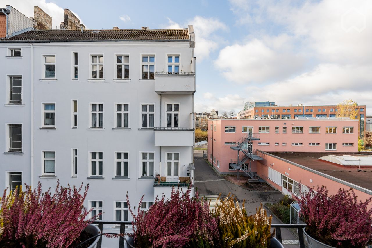 Awesome typical Berlin old building apartment in Charlottenburg with Balcony