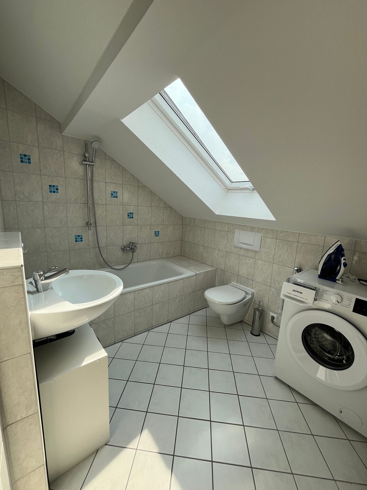 Compact and Comfortable: Fully Furnished 2-Room Top-Floor Apartment with Terrace