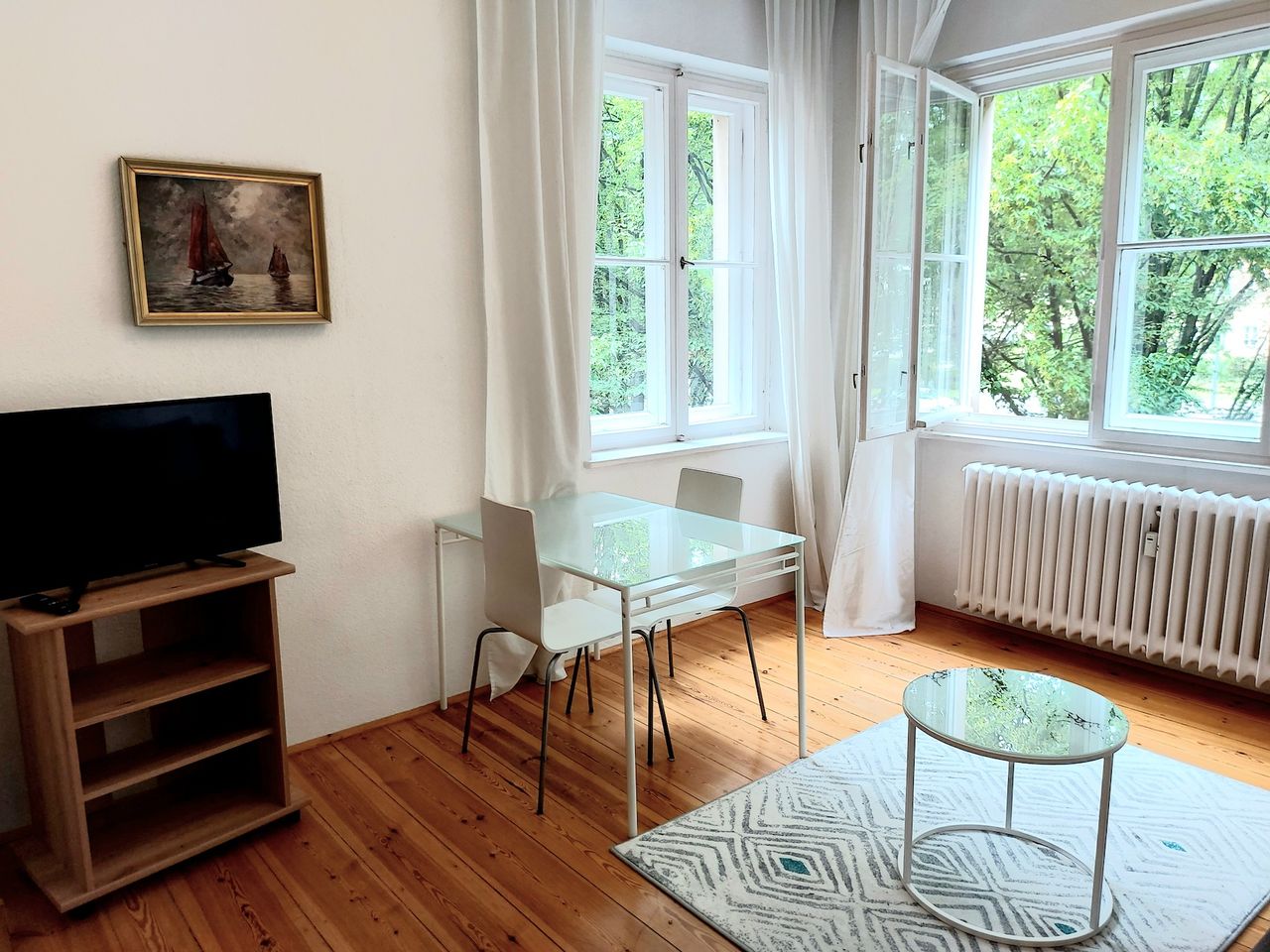 Very sunny and cosy apartment with balcony to green area, near FU and S1 Sundgauer Str.Station