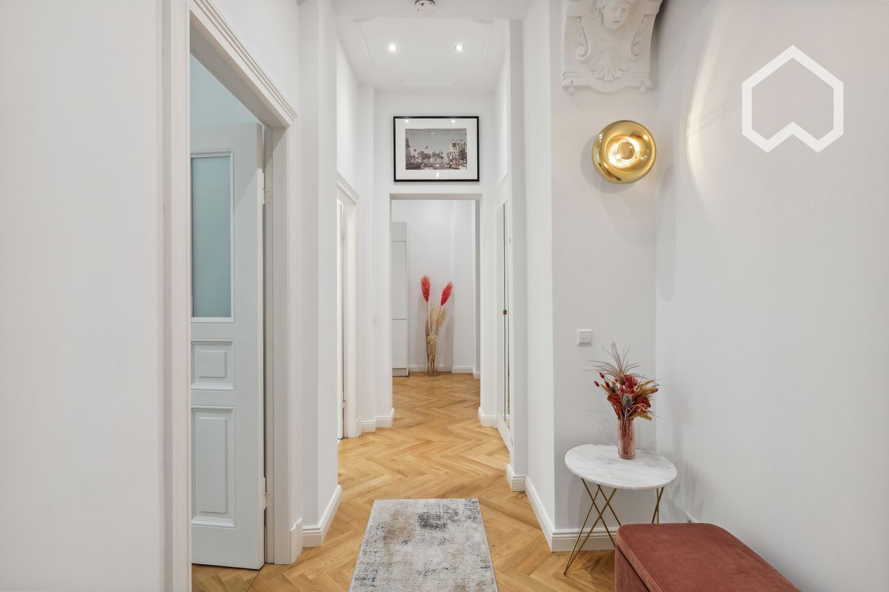 Fantastic, bright and quiet 2 room apartment with garden in typical Berlin old building in the trendy district of Prenzlauer Berg