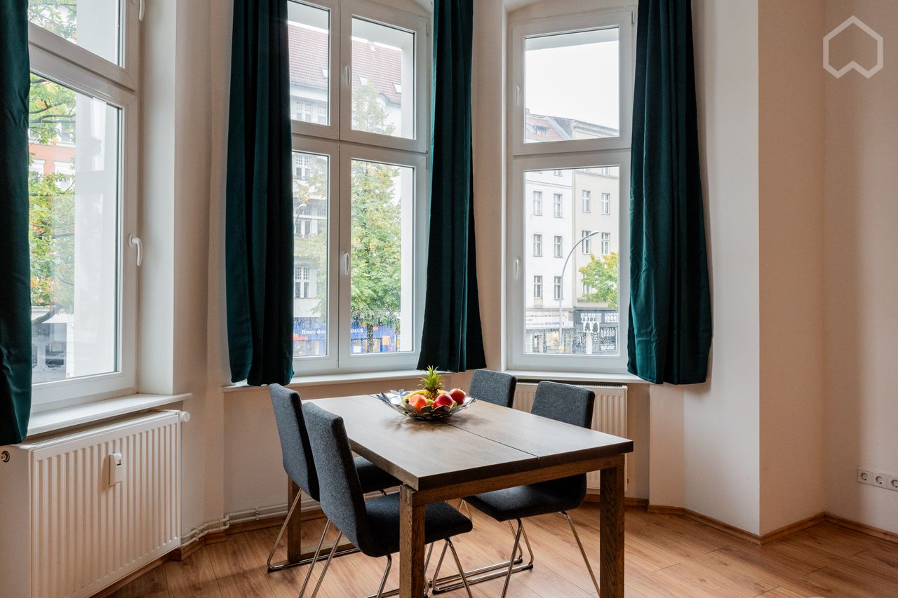 Beautiful large apartment in an old building in the heart of West Berlin
