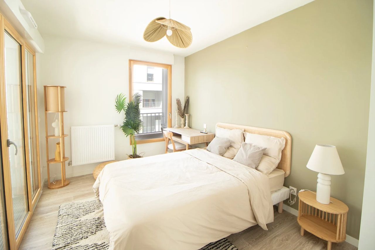 Coliving: Beautifully furnished bedroom with balcony
