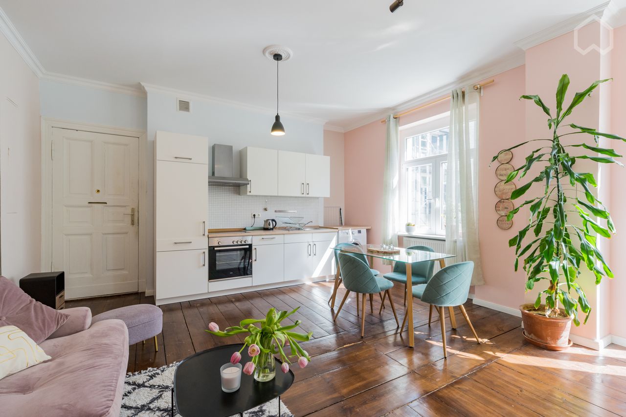 Perfect, bright 2-room apartment in Kreuzberg skies in-front of Victoria park