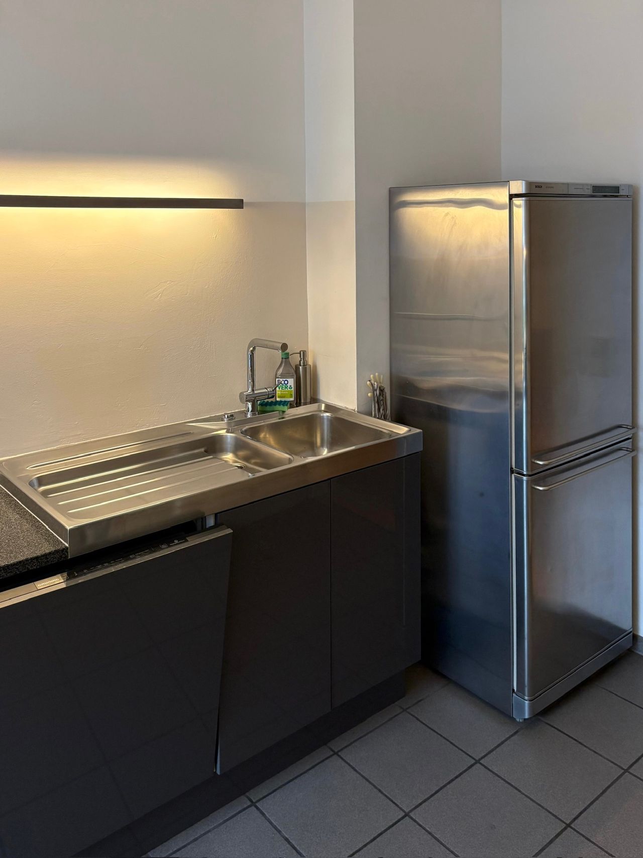 Stylish 4-Room Apartment in Iconic Design – Fully Furnished Temporary Living in the Heart of Cologne’s Südstadt
