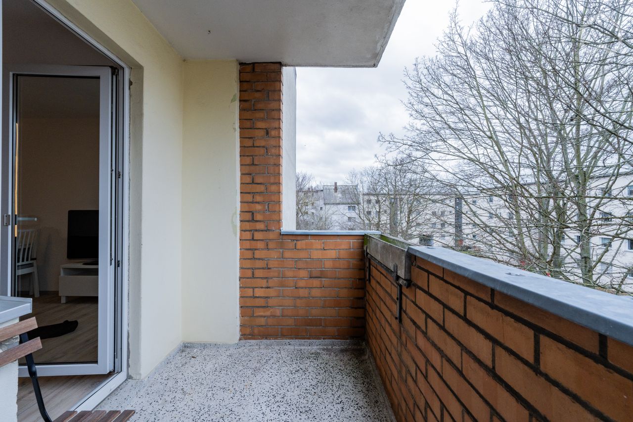 Urban living experience: modern 2-room flat with balcony in a quiet Reinickendorf location