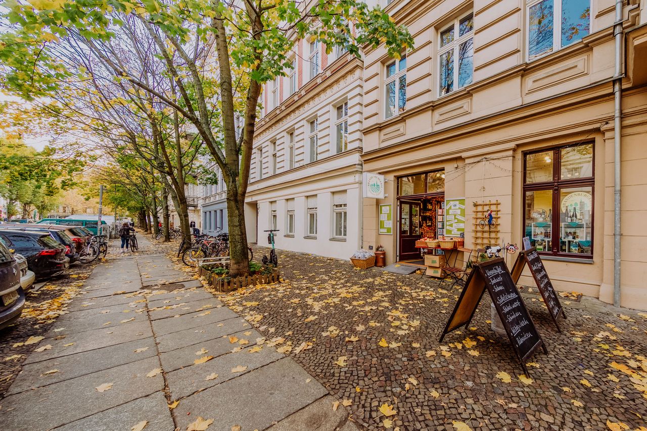 Bright, charming apartment for couples (with a baby/toddler) or singles in one of Berlins most popular neighbourhoods