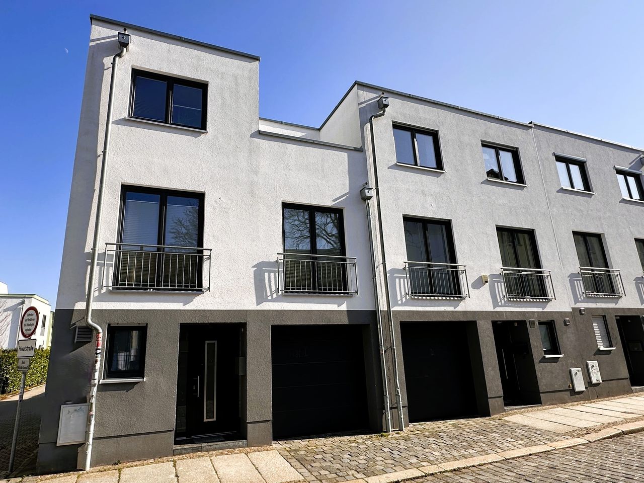 Furnished End-Terrace House in the Heart of the City