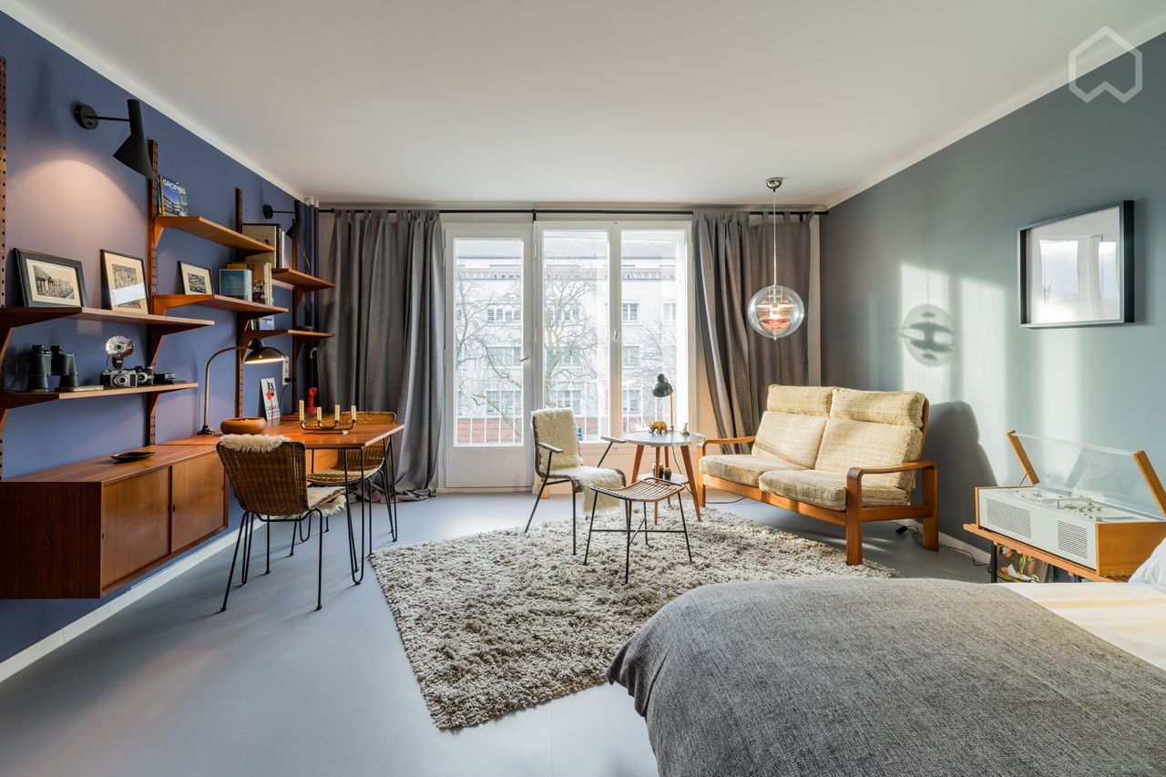 Do you like the 60ies? Bright studio apartment with parking in Tiergarten