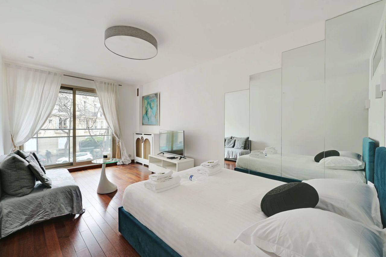 Beautiful flat in the 17th arrondissement of Paris, avenue de Wagram, near the Arc de Triomphe
