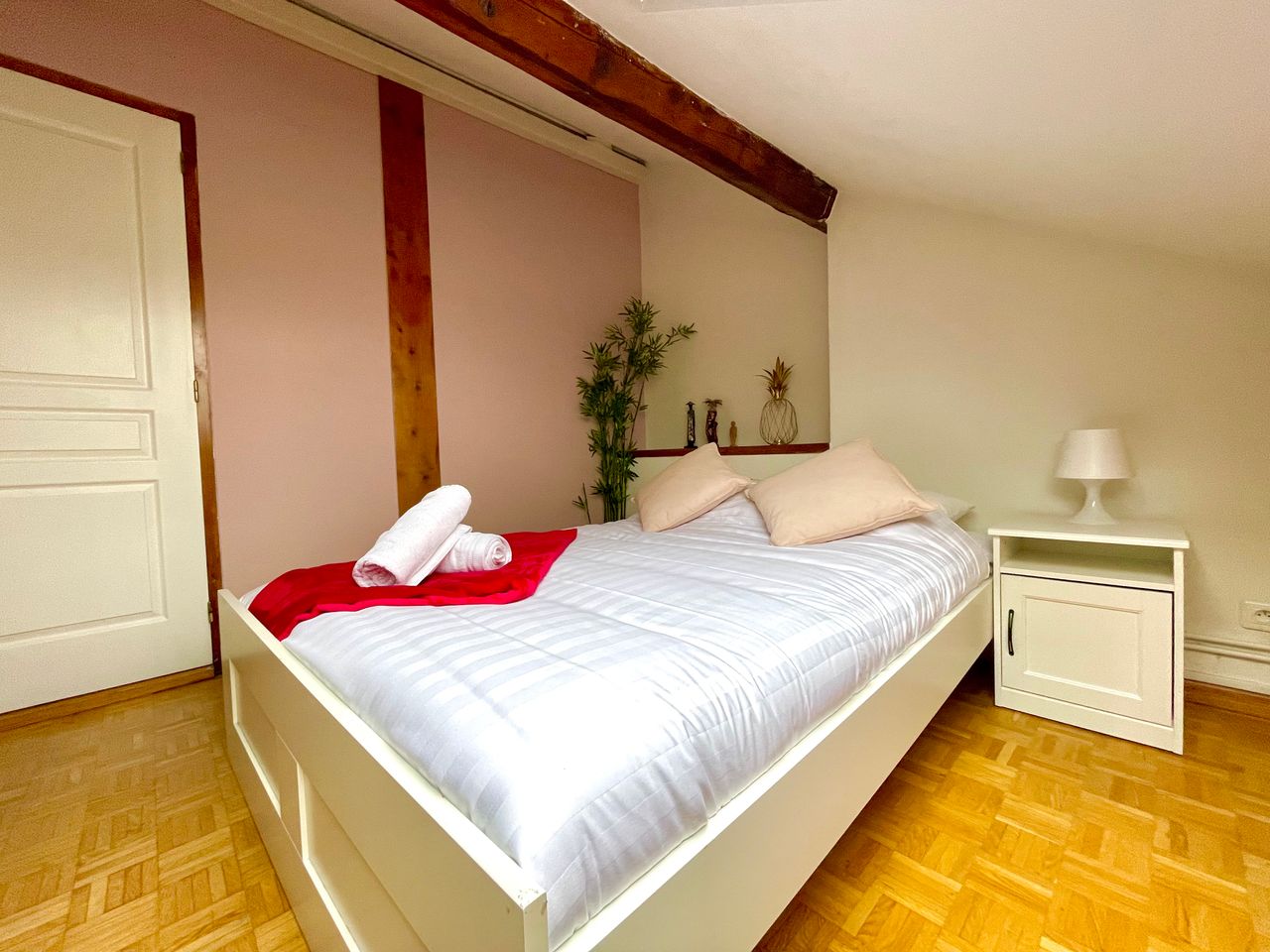 The Spacious | 9 people, Air conditioning, Parking, Train station
