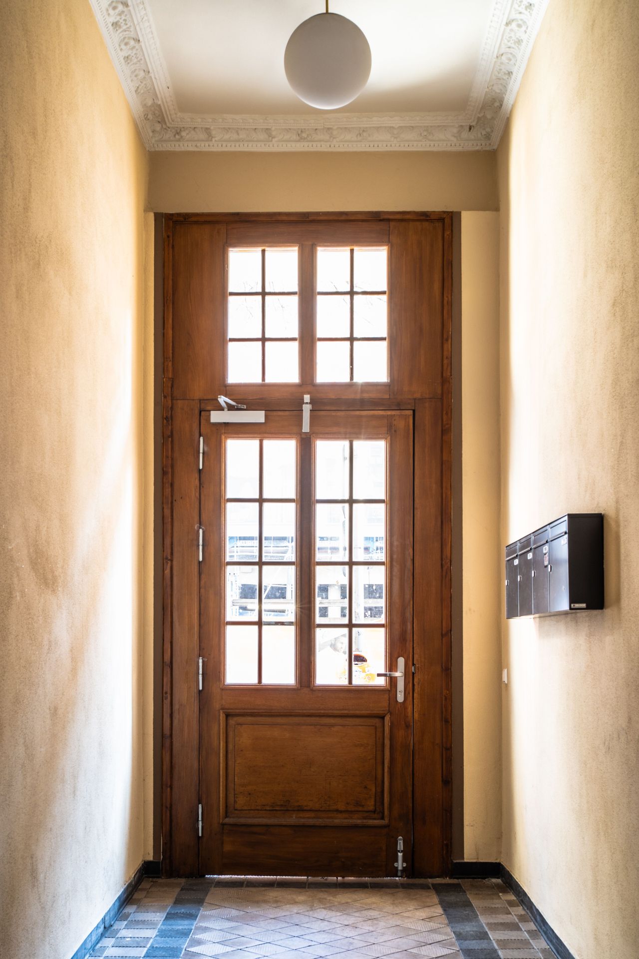 Spacious super quiet & secure apartment within a period building in a top location in Berlin Mitte. Suitable for a single person or couple.