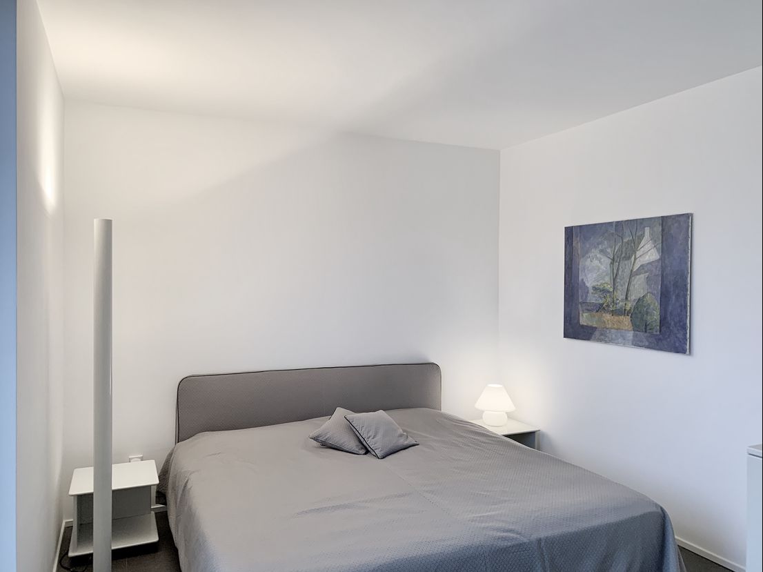 Quiet, Luxurious 2-room Apartment with Balcony