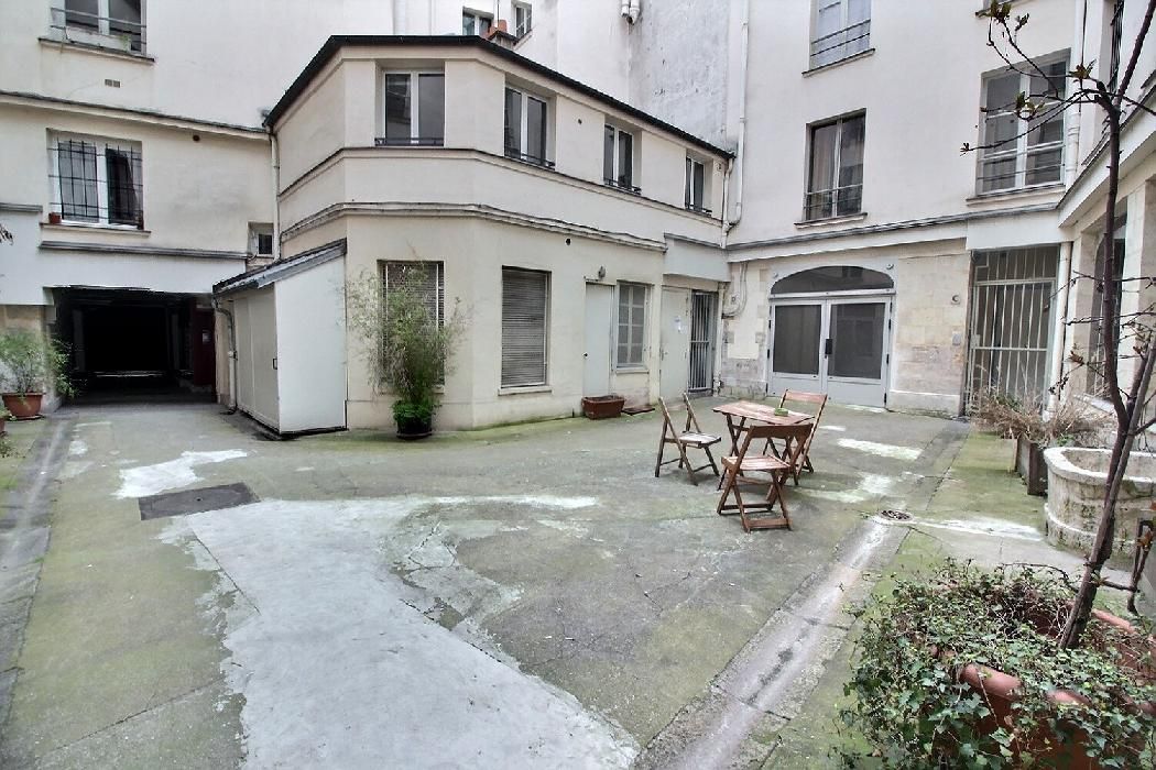 Flat with separate bedroom, in the heart of Paris