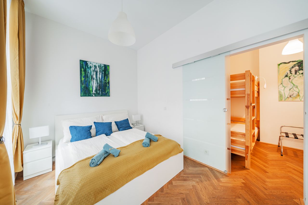 Bright & modern apartment with private parking, Vienna