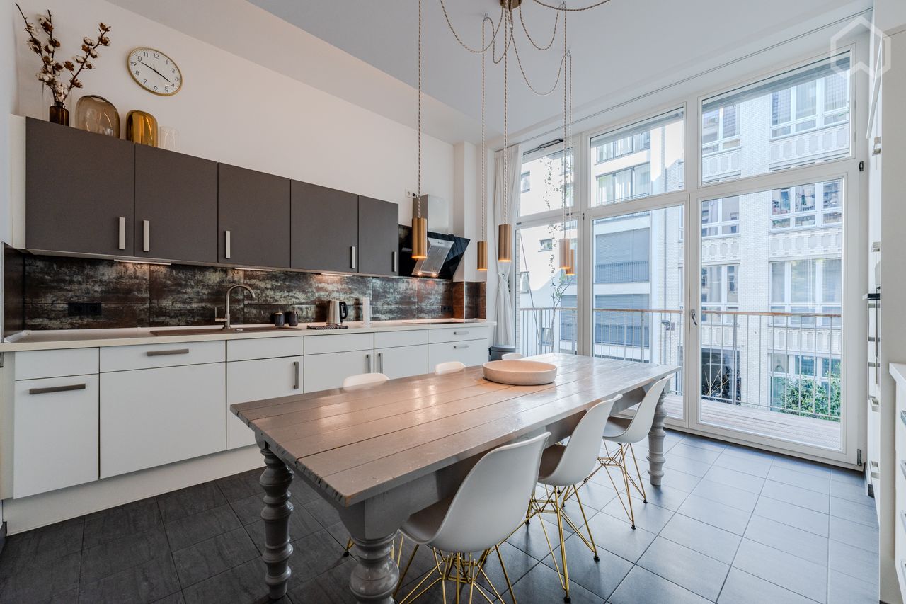 Luxurious 4-Room Apartment in Prime Berlin Mitte Location – Elegant Furnishings and Balcony