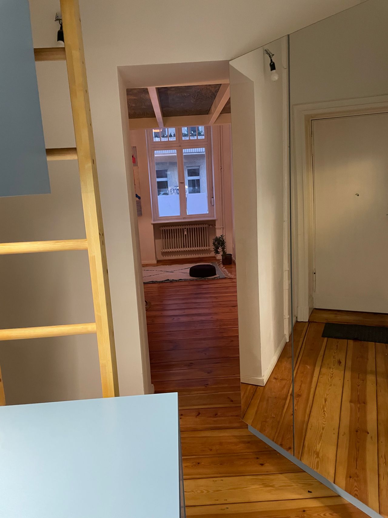 Perfect, pretty studio, super connected, in a quiet street