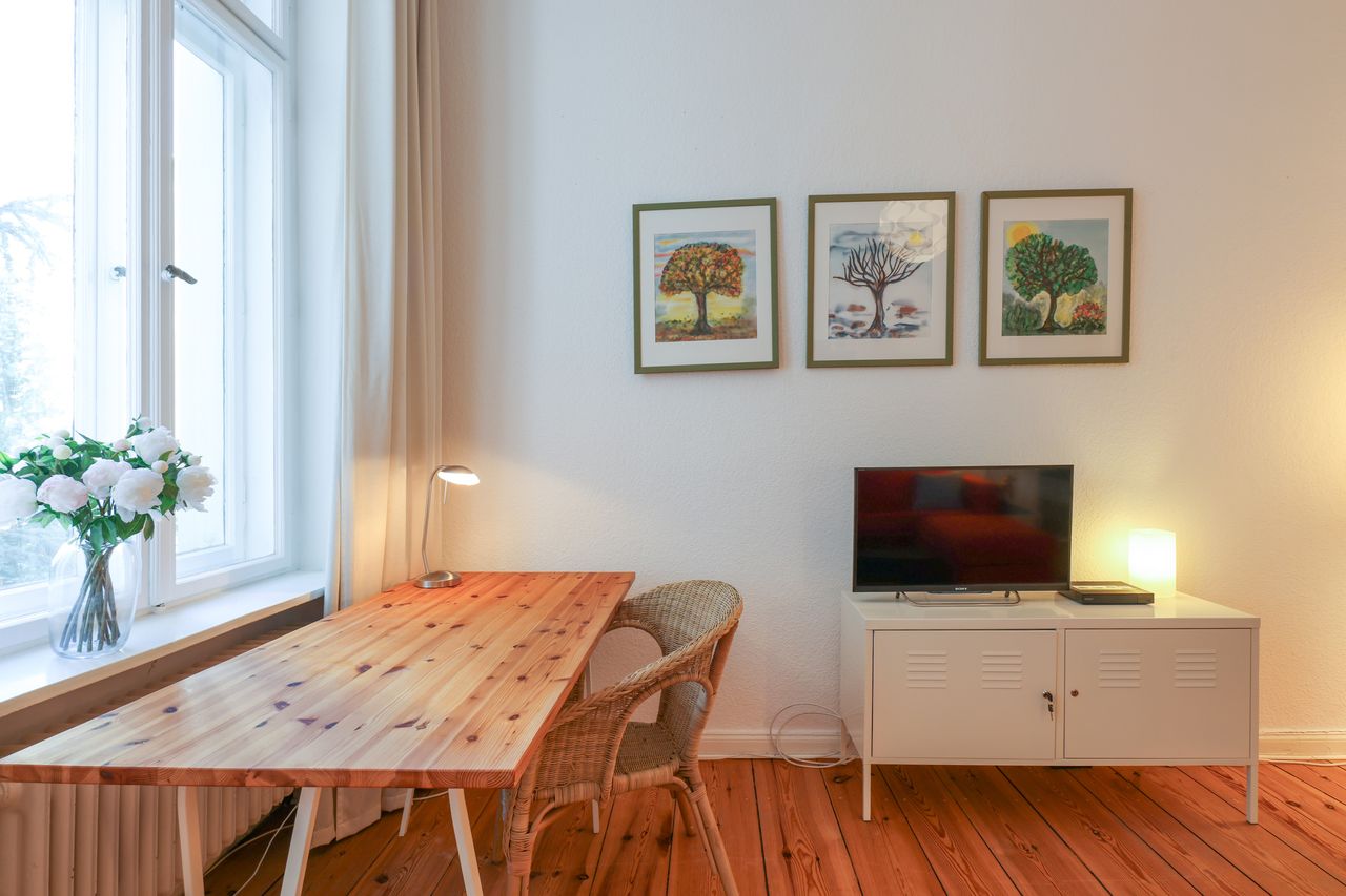 Extremely quiet and bright 2 room apartment-perfect for home office or studying, with balcony in Schöneberg