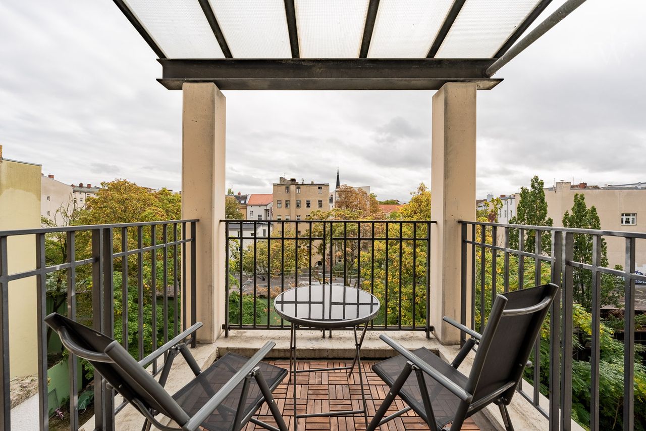 2-room-apartment directly at the "Gleisdreieck-Park"- with a lot of greenery