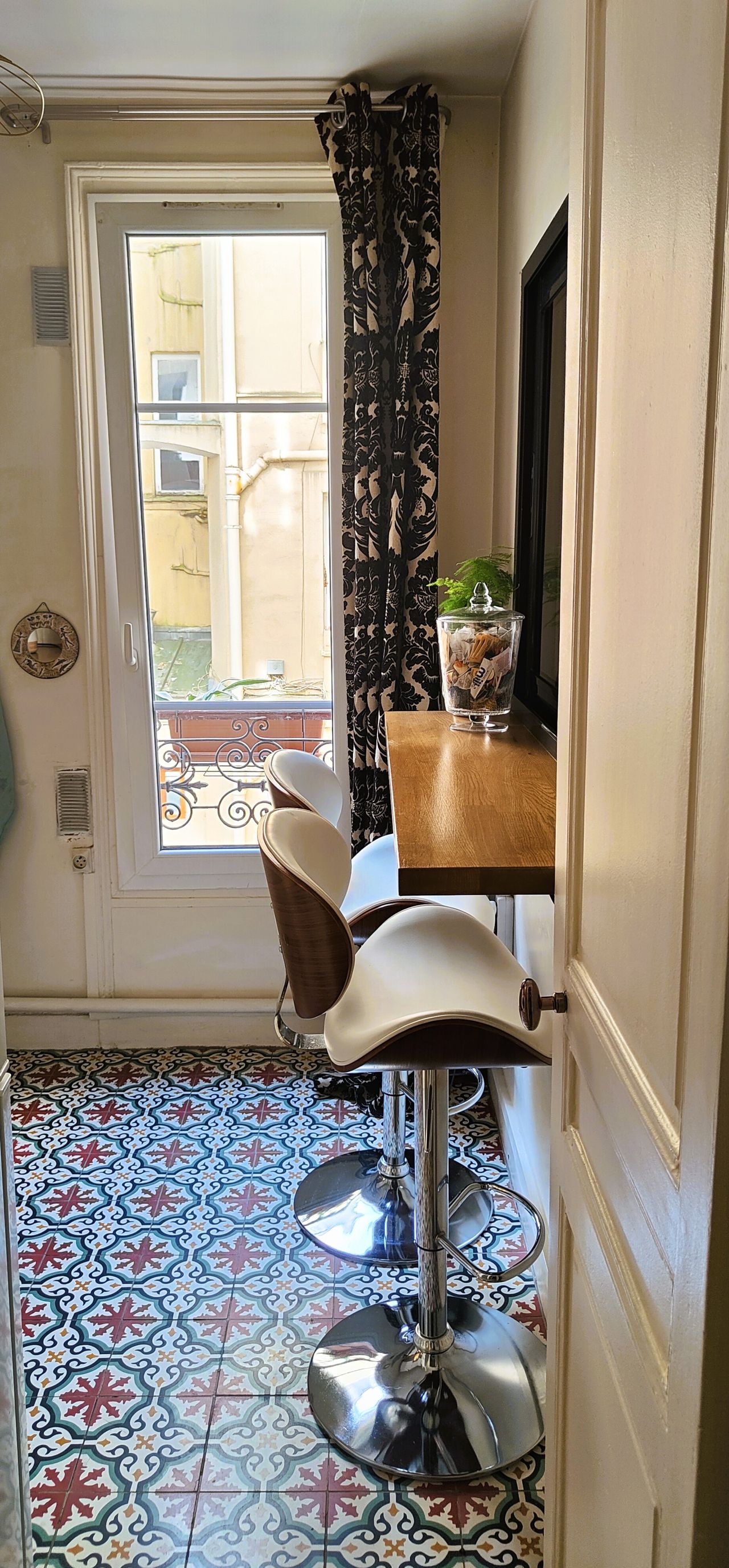 Bright and quiet apartment on courtyard - Renovated - with 1 separate bedroom - metro 3 & 14 - Paris 17