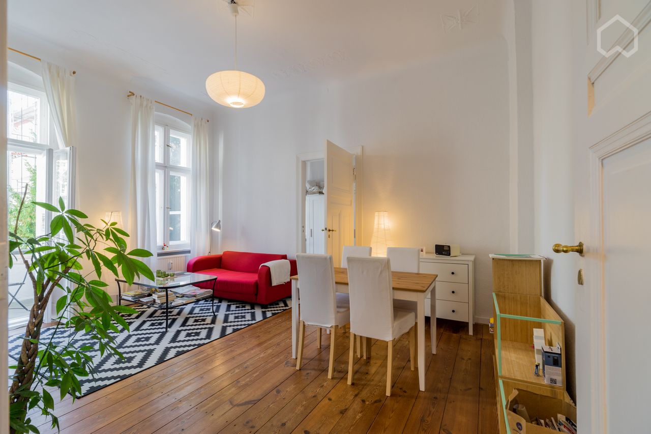 Charming apartment in the heart of lively Charlottenburg with south facing balcony, near castle