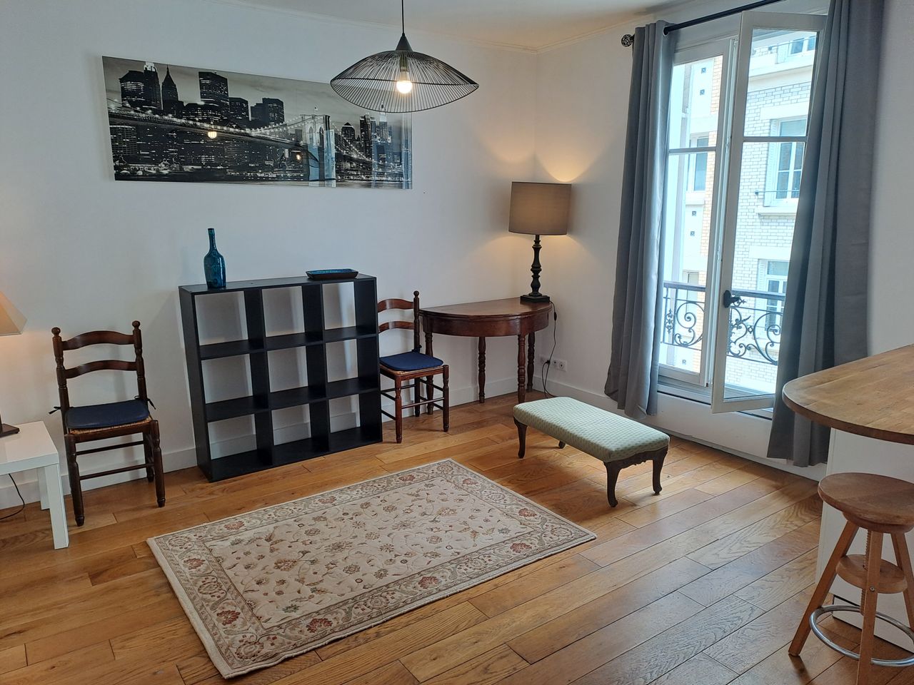 Bright and calm 2-bedroom apartment in a great neighbourhood