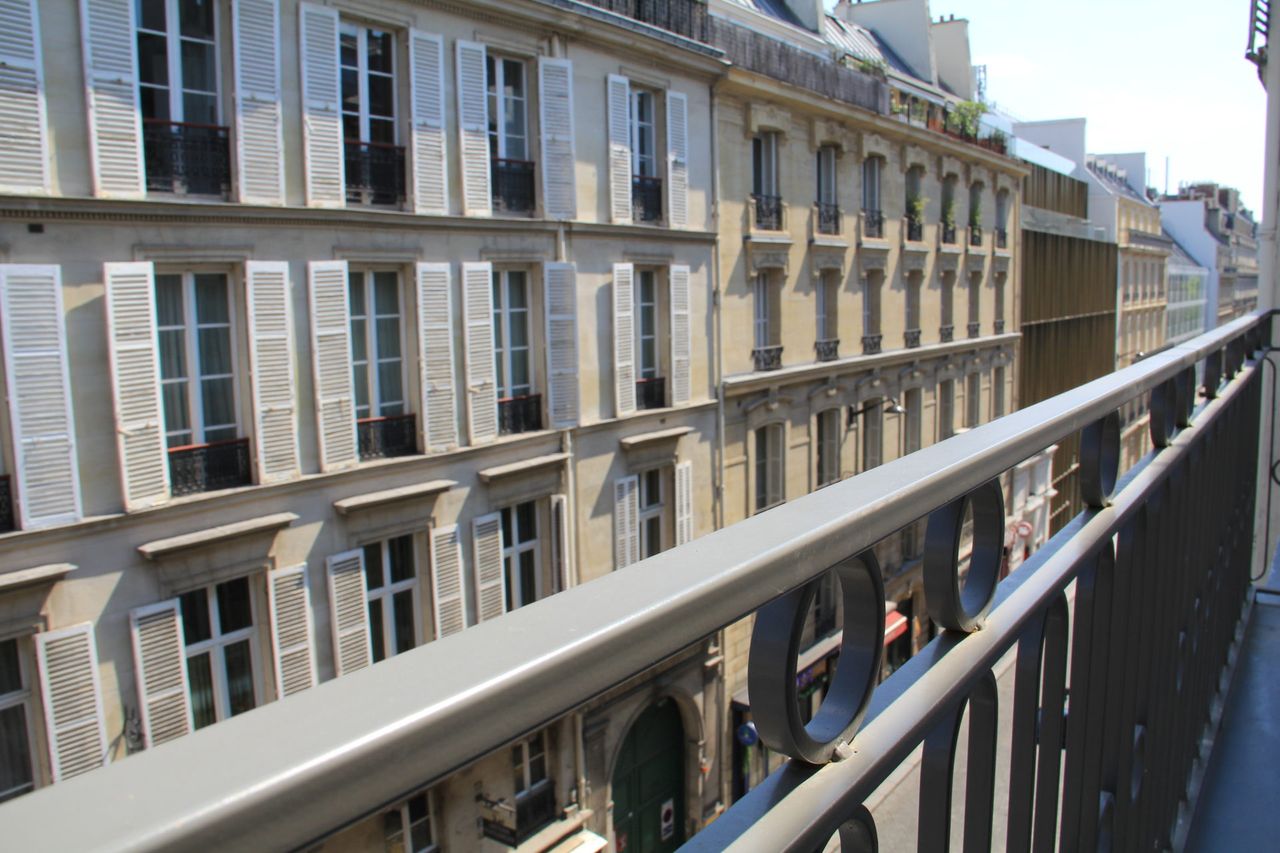 Appartment with balcony - Champs Elysées