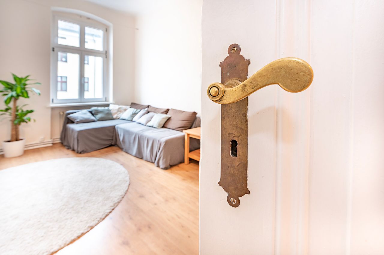 Very well connected, pretty and modern furnished old building apartment in Charlottenburg for up to 6 people.