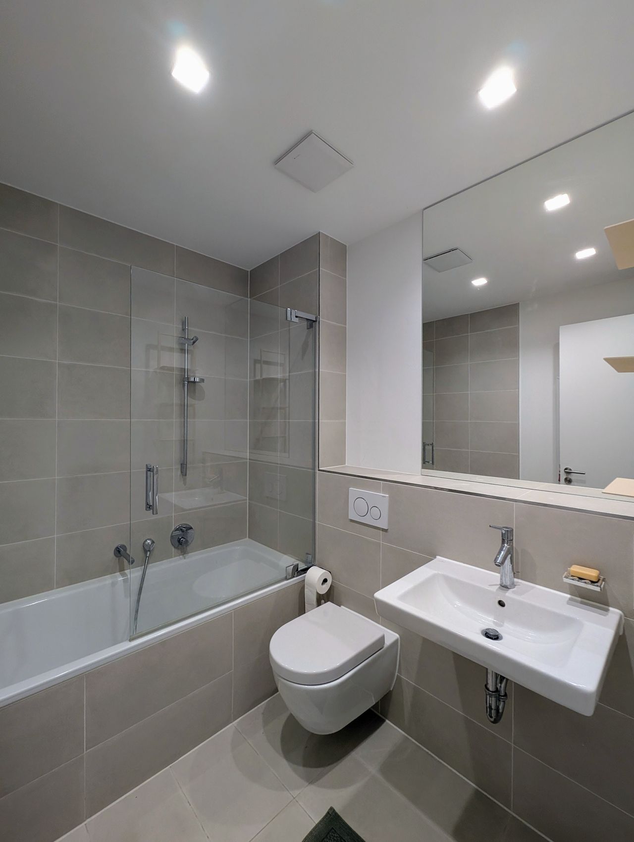 Beautiful fully furnished 2-bed maisonette with Terrace minutes away from Gleisdreieck Park – 1-Year Rental