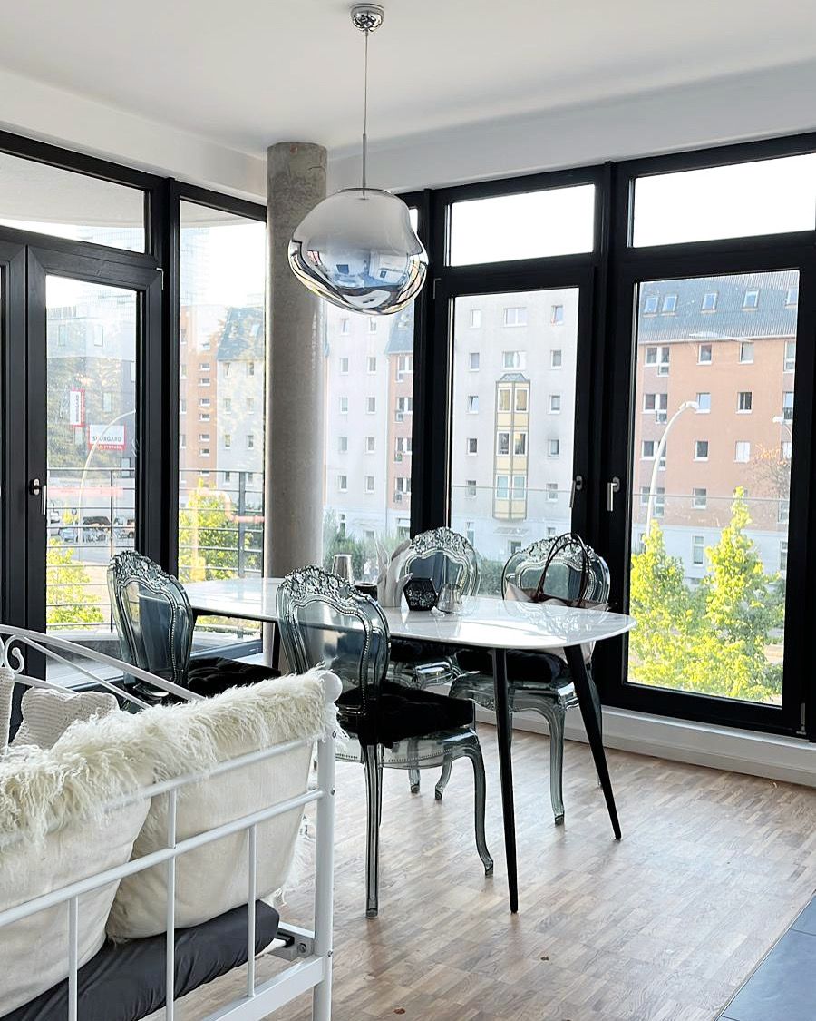 Fashionable, charming home - great view!