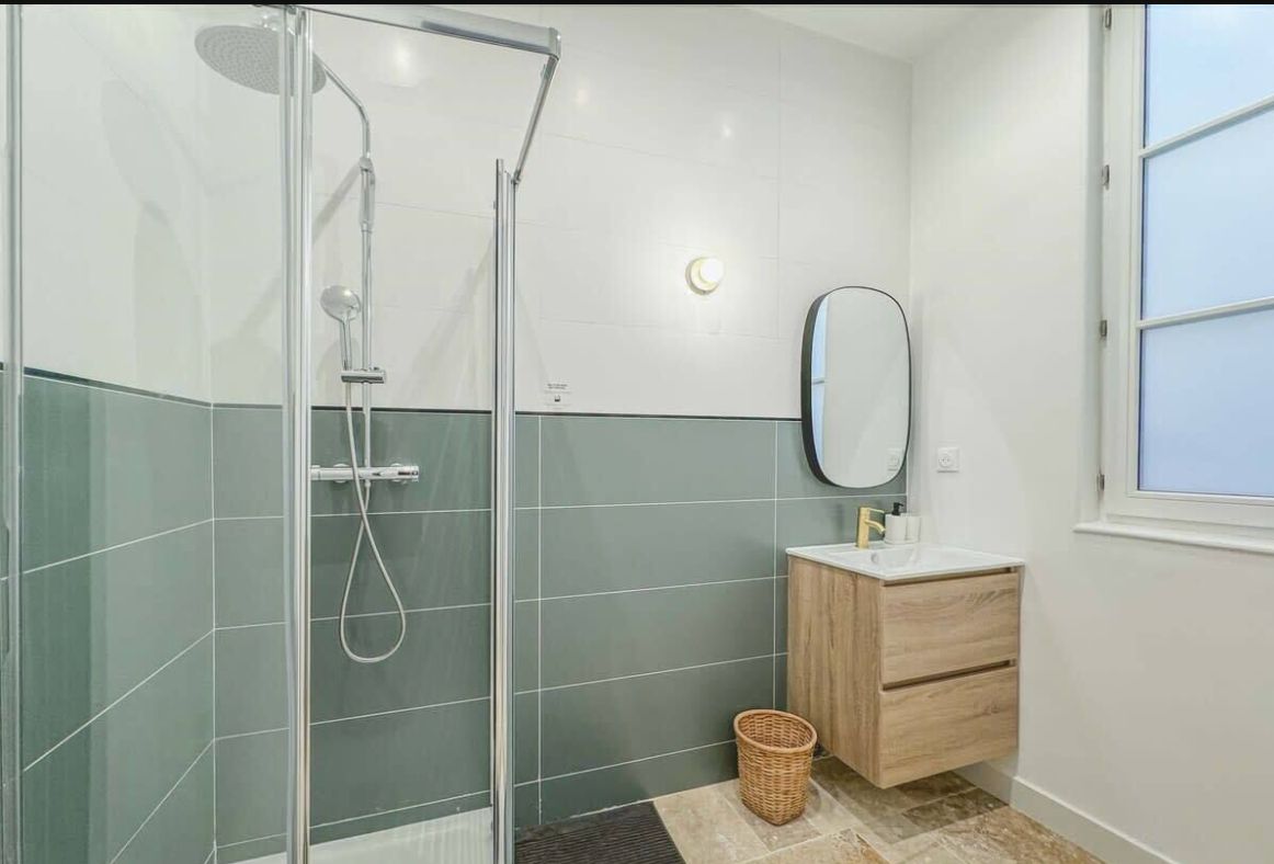 An apartment on the 3rd floor of a charming building with elevator, Parisian one-bedroom apartment of 33 m2