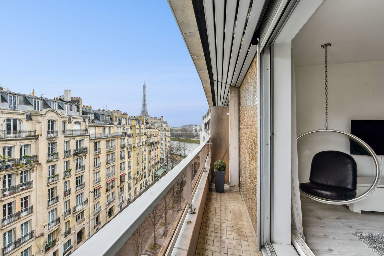 ID 404 modern apartment with Eiffel Tower view in Avenue Lamballe / 16th arrondissement
