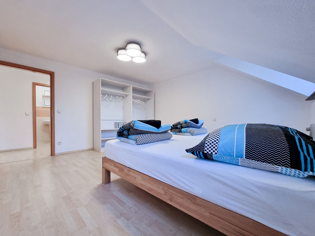 128m² attic apartment with 8 beds + balcony in Krefeld
