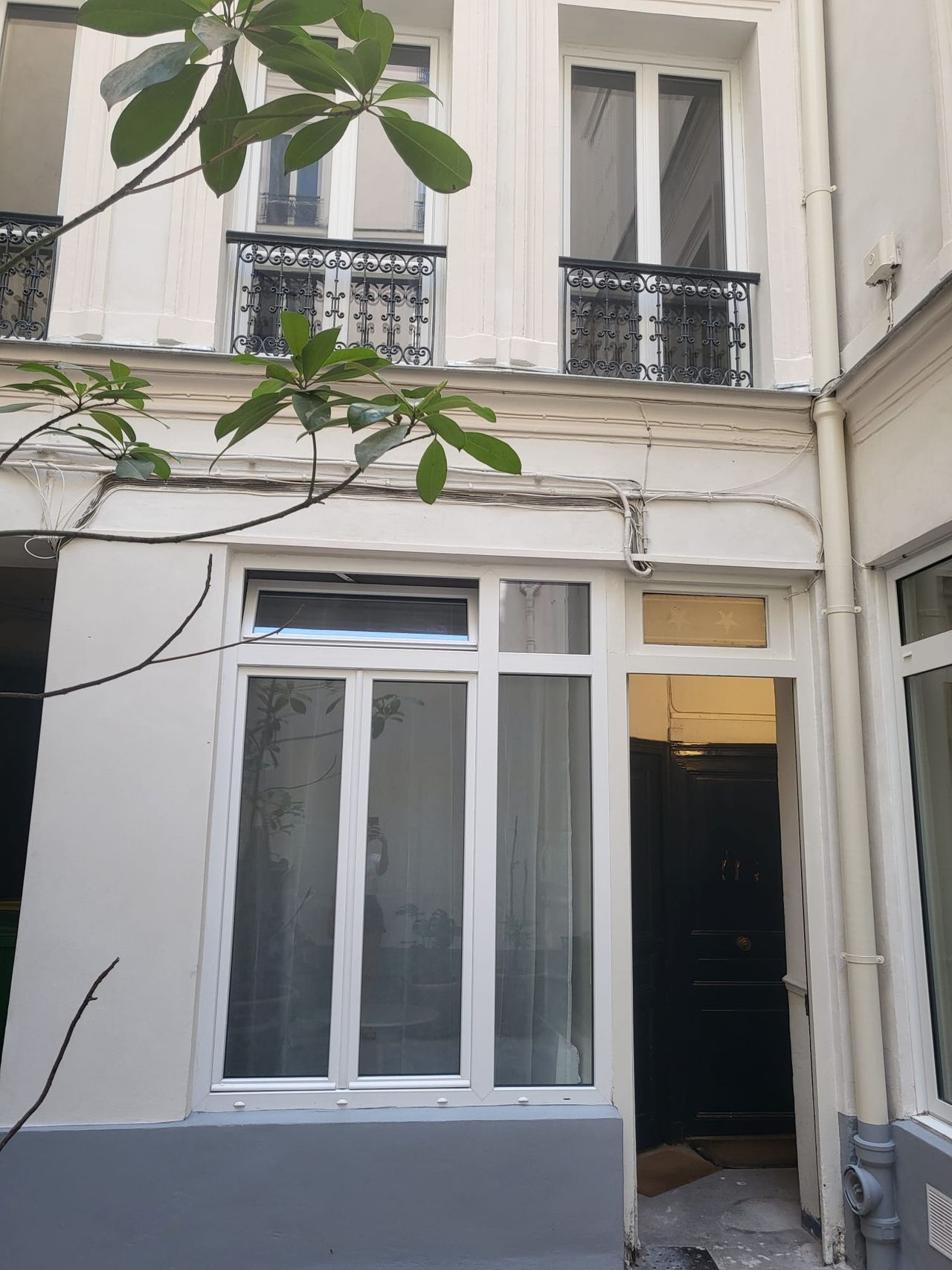 Charming quiet and practical studio - 10 min walk to Montmartre - in Paris 9th district (all bills included)