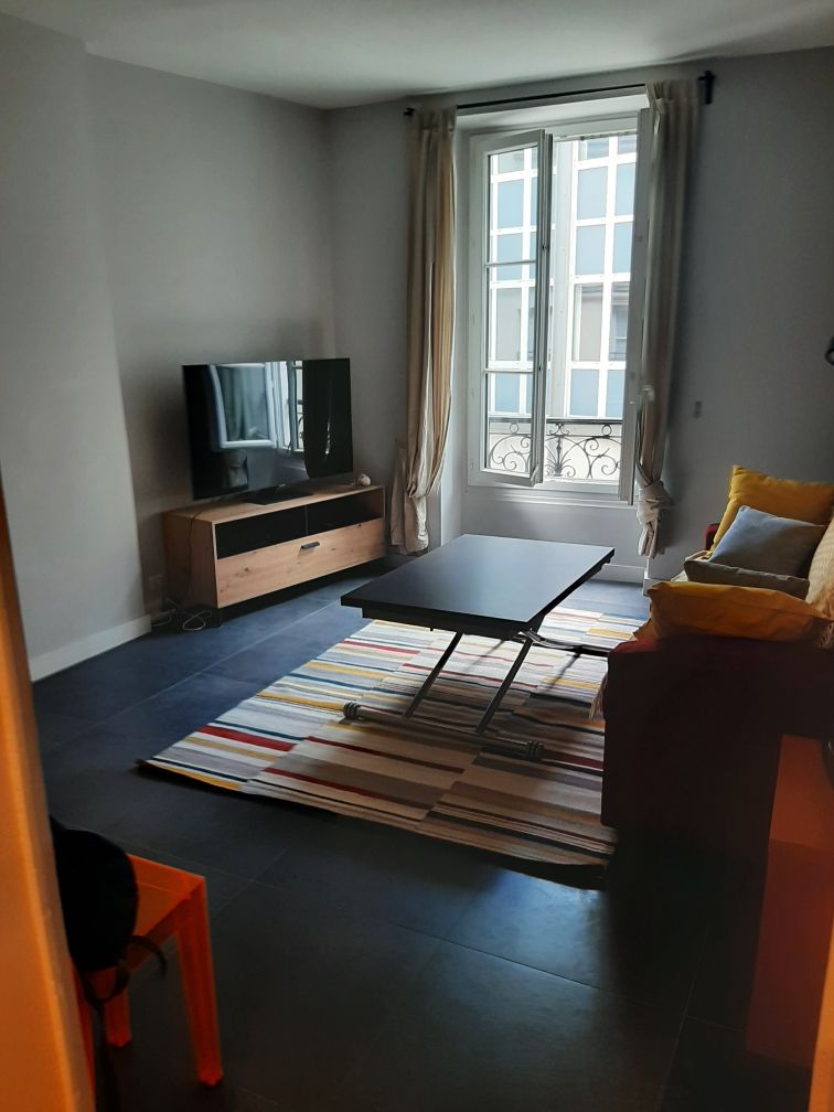 2 room apartment in Paris bastille, very quiet in a car-free passage. Standing . 2 minutes from metro lines 1,5 and 8.