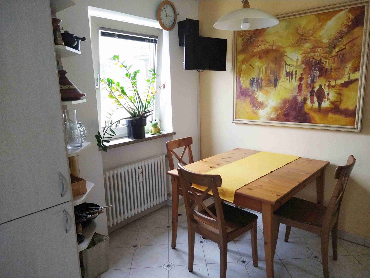 Pretty & cozy apartment located in central Munich and still quiet in front of a park.